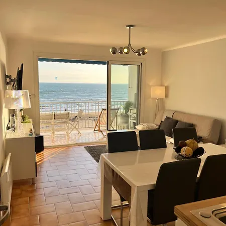 Apartment Du Roi Premiere Ligne En Face De La Le Grau-du-Roi